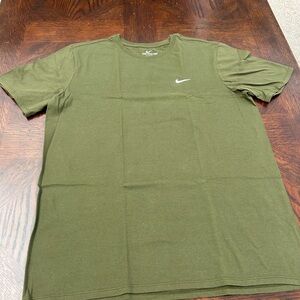 Nike Men's Green T-Shirt